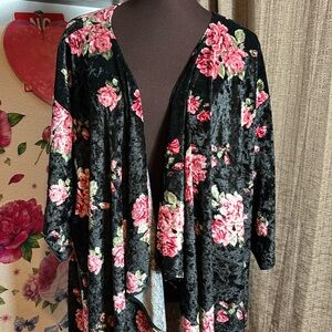 Lula Roe, short sleeve black/red velvet floral high-low open duster. Size L.